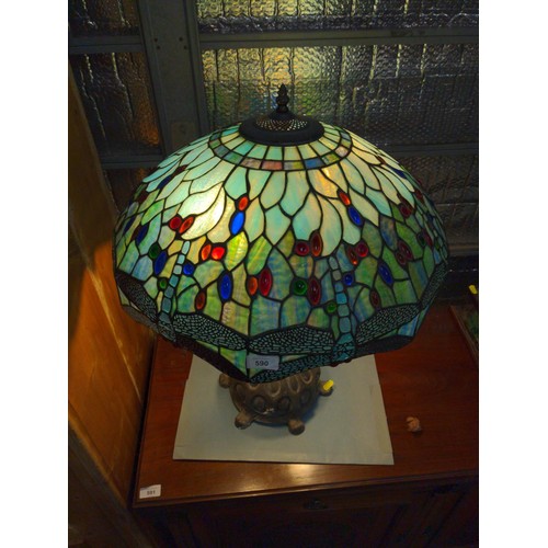 590 - Large Tiffany style table lamp with shade in tones of blue / green depicting dragonflies. Twin bulb ... 