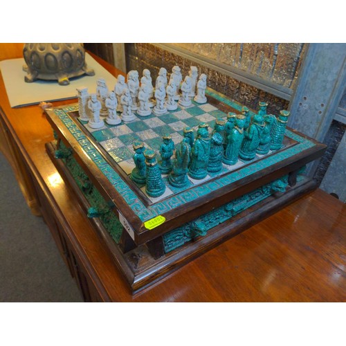 592 - Mexican chess set- Conquistadors Vs Incas. 39cm x 39 cm x H11cm.