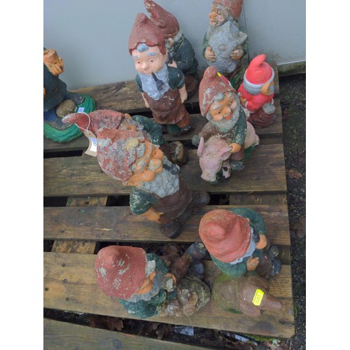 100 - 10x garden gnomes. Tallest 36cm.