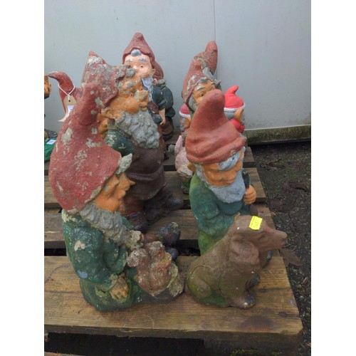 100 - 10x garden gnomes. Tallest 36cm.