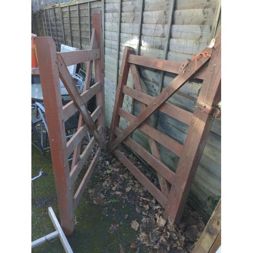 71 - Pair of wooden driveway gates. To fit 2.7m wide opening. H168cm