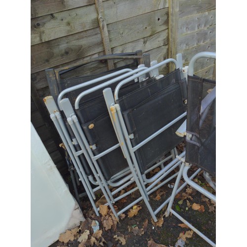 72 - 8 folding garden chairs together with circular topped table (D80cm)