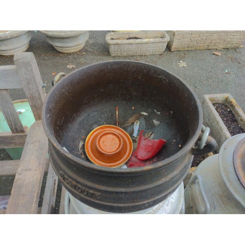 91 - Best Duty Potjie Pot No 2, cast iron open fire cook pot. D24cm. With lid