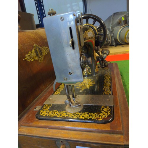 232 - Manual Singer sewing machine