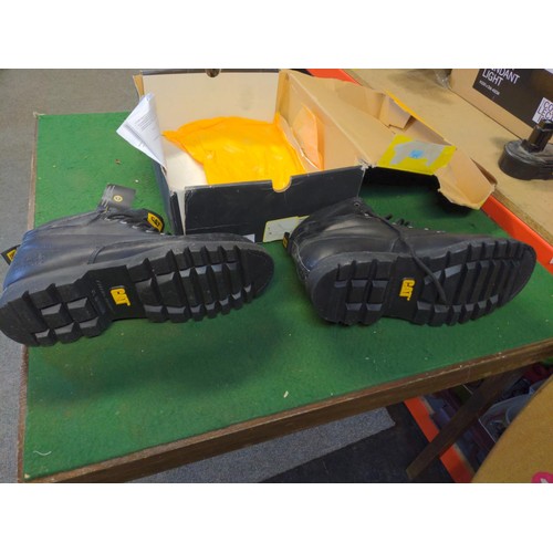 243 - Caterpillar size 10 safety boots 