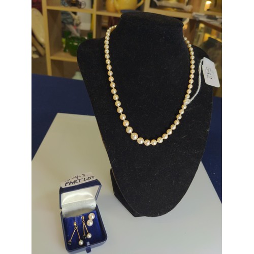 542 - Two pairs of 9ct gold mounted earrings and a simulated pearl necklace with a 9ct gold clasp