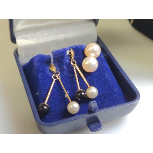 542 - Two pairs of 9ct gold mounted earrings and a simulated pearl necklace with a 9ct gold clasp