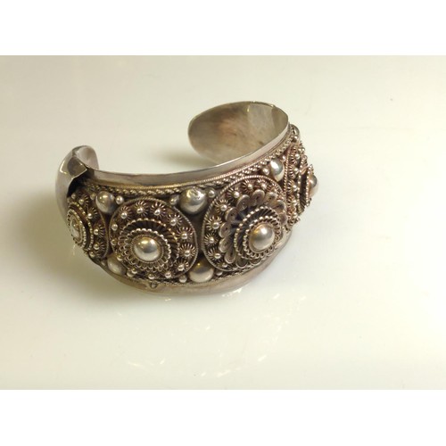 547 - Ornate Thai silver cuff bracelet, stamped Siam, H. Sena, Sterling, dia. approx 55mm, 55 gr... 