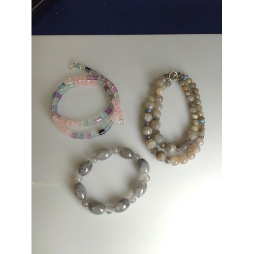 552 - Labradorite and grey quartz, necklace and bracelet, together with a fluorite and rose quartz necklac... 