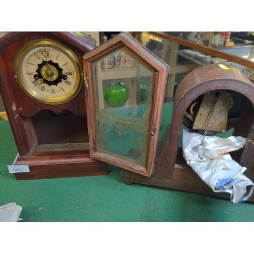 600 - Junghans mantle clock, height 31cm, together with another unmarked mantle clock, both with pendulums... 