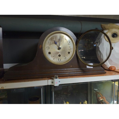 601 - Large wooden admirals hat mantle clock with pendulum and key. L54 H24 cm