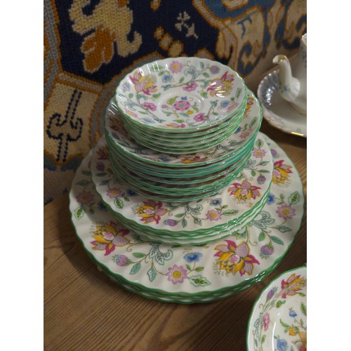 662 - Minton Haddon Hall assorted tea and dinner ware