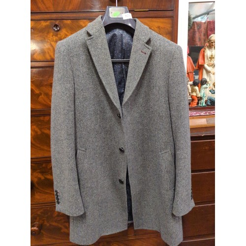 823 - Gentleman's herringbone overcoat, size 44