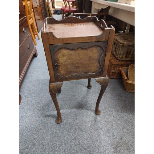 840 - Early C20th bedside cabinet raised on cabriole supports W37 x H74cm