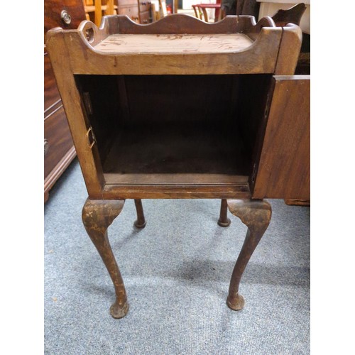 840 - Early C20th bedside cabinet raised on cabriole supports W37 x H74cm