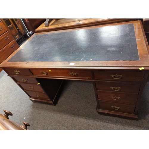 865 - Large leather topped knee whole desk with nine drawers and brass handle. W138 D75 H74 cm