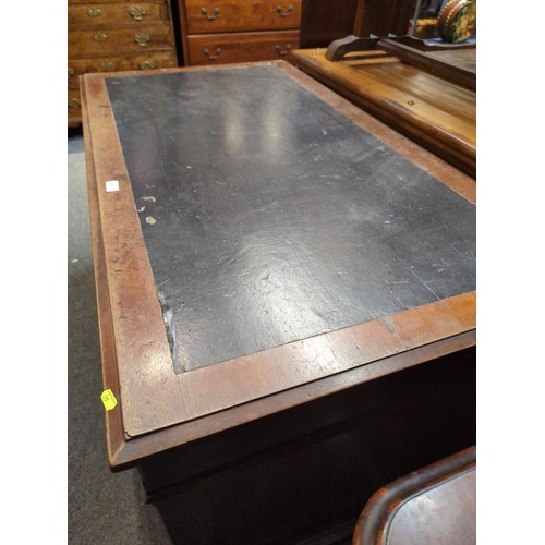 865 - Large leather topped knee whole desk with nine drawers and brass handle. W138 D75 H74 cm