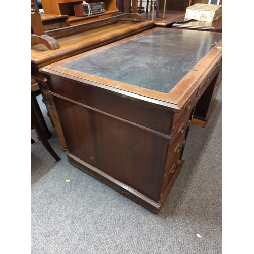 865 - Large leather topped knee whole desk with nine drawers and brass handle. W138 D75 H74 cm