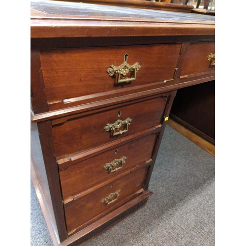 865 - Large leather topped knee whole desk with nine drawers and brass handle. W138 D75 H74 cm