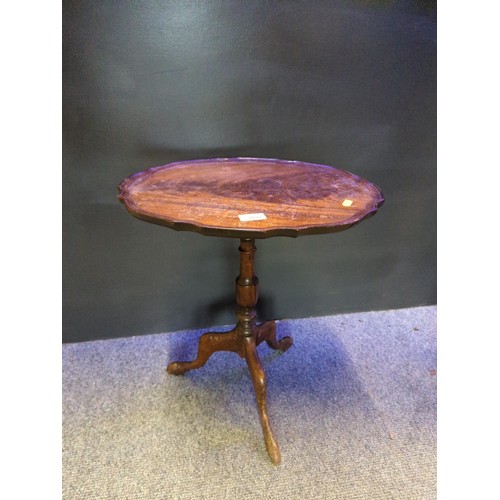 866 - Small pie crust pedestal table W45 D 35 H51 cm