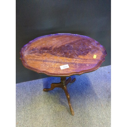 866 - Small pie crust pedestal table W45 D 35 H51 cm