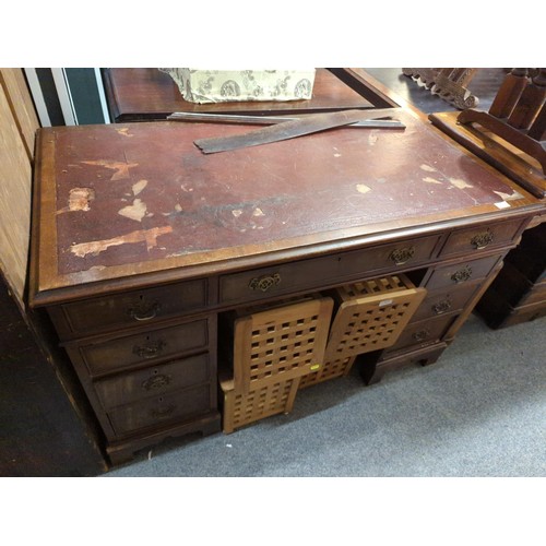 875 -  Leather topped knee hole desk with 9 drawers and brass handles. W122 D64 H75 cm