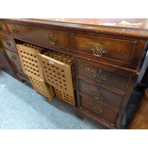 875 -  Leather topped knee hole desk with 9 drawers and brass handles. W122 D64 H75 cm