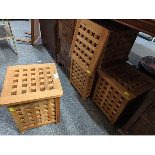 876 - Four modern small storage stools/bins with lattice style in light oak. W26 D26NH31 cm