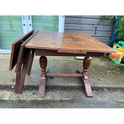 907 - Oak dining table with two extra leaves and large acorn style supporting legs. L150 D91.5 H74cm