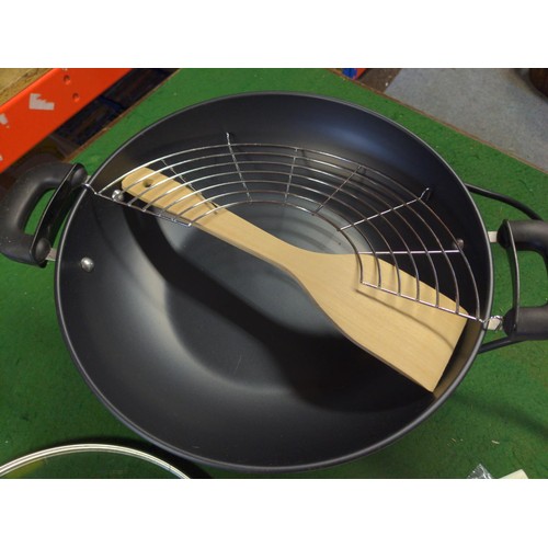 131 - Andrew James electric wok with wooden spatula and instructions