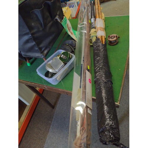 227 - 4x fishing rods, net, seat bag, 3 x reels etc.  