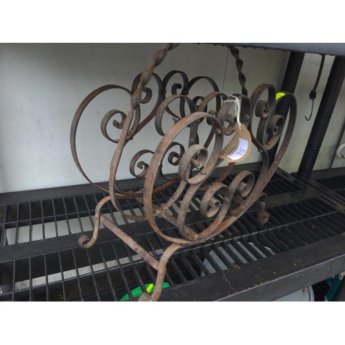 25 - Wrought iron paper rack H40cm x 20cm 