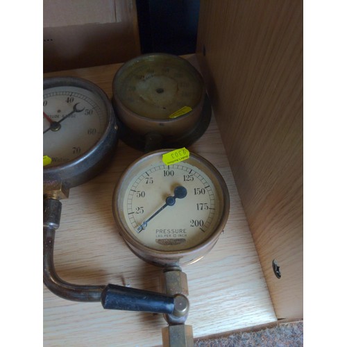 362 - Various vintage pressure gauges