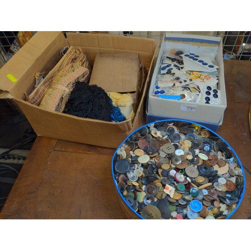 471 - Quantity of vintage buttons and haberdashery trim