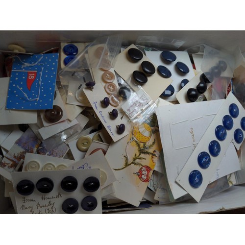 471 - Quantity of vintage buttons and haberdashery trim