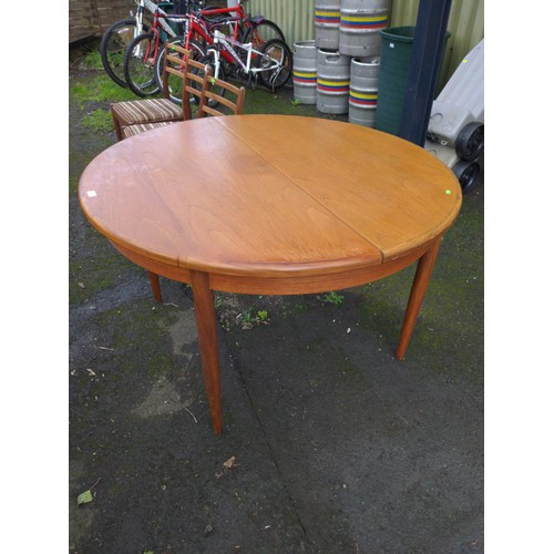 69 - Mid-century extending round dining table un-extended D122cm x H74cm 