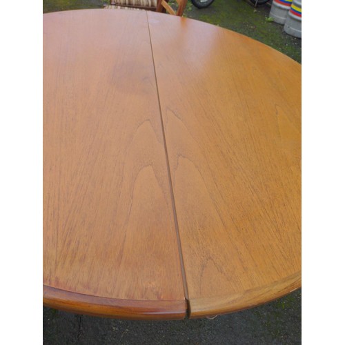 69 - Mid-century extending round dining table un-extended D122cm x H74cm 