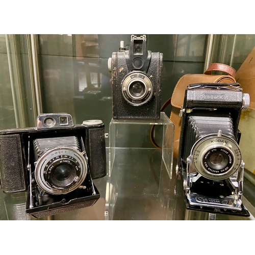 421 - Kodak 620 bellows camera with Dakon shutter, Agifold folding bellow 120 film camera and Gevabox poin... 