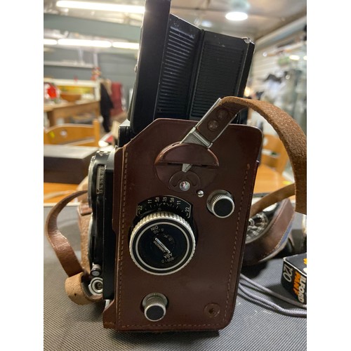 423 - Rolleiflex (6x6) 120 film, twin lens reflex camera with Carl Zeiss 75mm f3.5 lens Synchro-compur Fra... 