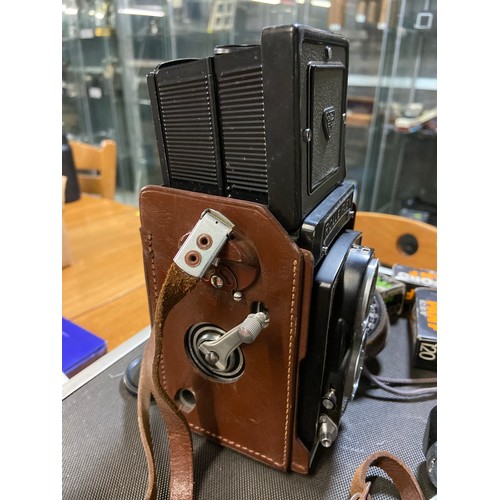 423 - Rolleiflex (6x6) 120 film, twin lens reflex camera with Carl Zeiss 75mm f3.5 lens Synchro-compur Fra... 