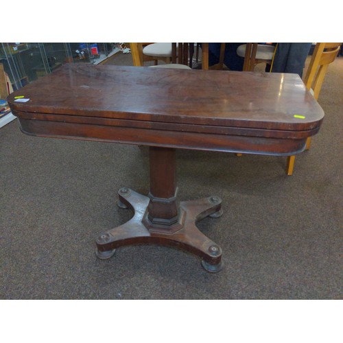 470 - Mahogany pedestal card table on castors with circular red baize insert. 91.5cm x 45cm hight 71cm (fo... 