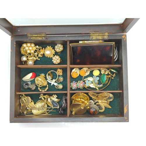 394 - Glazed topped jewellery box with a 9ct metal core child's bracelet, silver mounted ring, costume jew... 