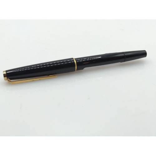 404 - Montblanc 320 fountain pen with a 14ct gold nib, missing centre band to body