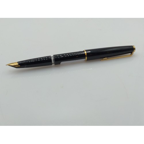 404 - Montblanc 320 fountain pen with a 14ct gold nib, missing centre band to body