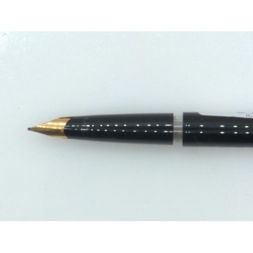 404 - Montblanc 320 fountain pen with a 14ct gold nib, missing centre band to body