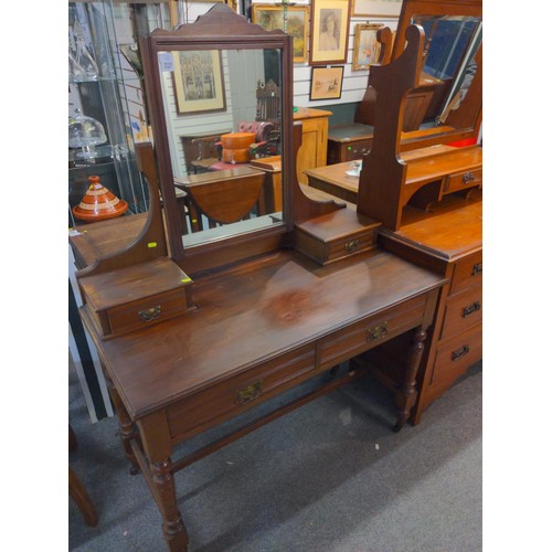 547 - Mahogany early C20 dressing table, with 2 jewellery drawers flanking central mirror, over larger 2 d... 