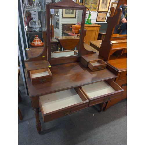 547 - Mahogany early C20 dressing table, with 2 jewellery drawers flanking central mirror, over larger 2 d... 