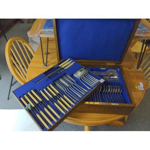 573 - Walker & Hall of Sheffield large canteen of cutlery in bespoke box and in two layers all with bo... 