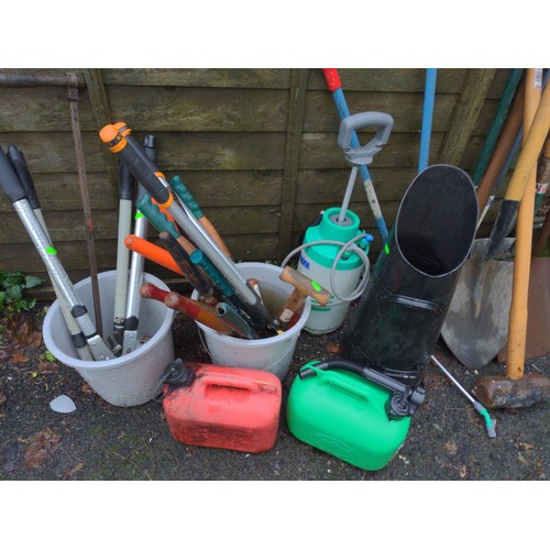 16 - Quantity of garden tools, both long and short handled