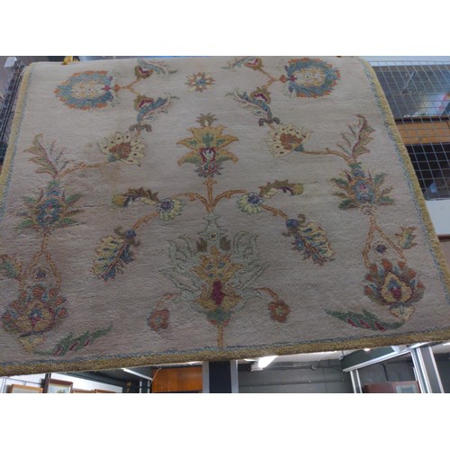 587 - Paris Design hand crafted rug made in India. Muted colours and floral design. Dimensions, 300 x 200 ... 